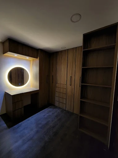 Vestidor de madera con tocador iluminado